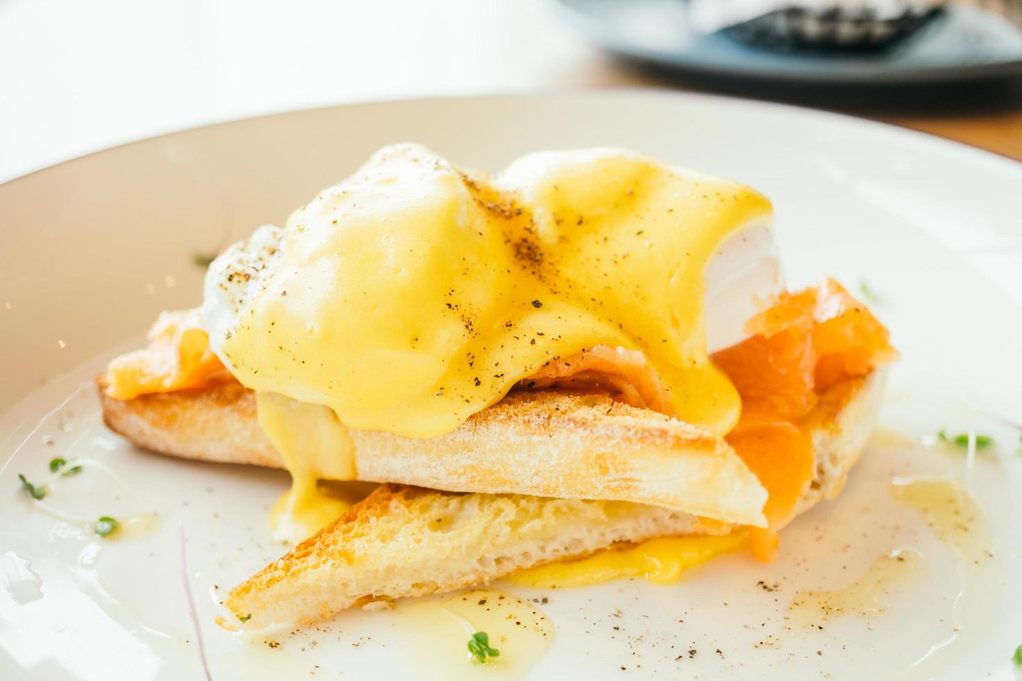 ägg Benedict med rökt lax till frukost foto