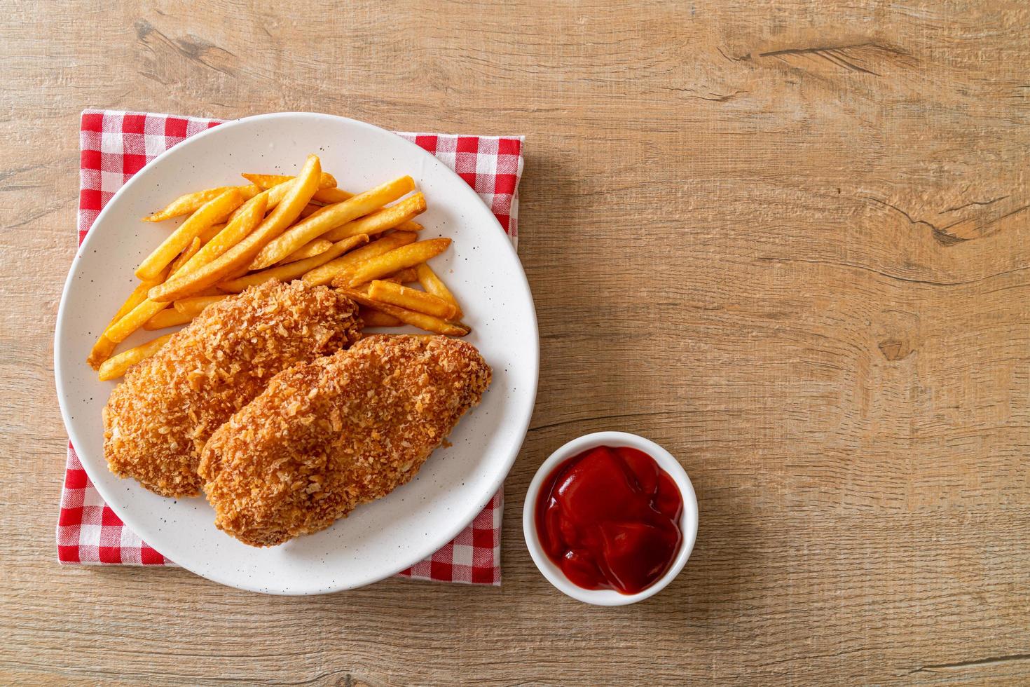 stekt kycklingbröstfilébiff med pommes frites och ketchup foto