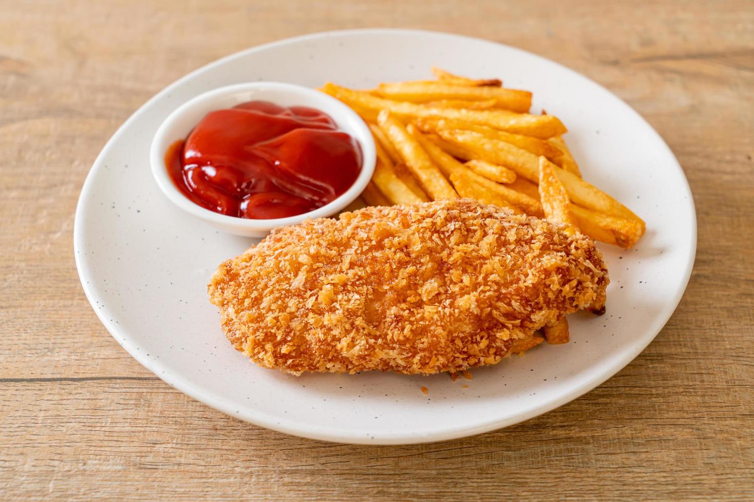 stekt kycklingbröstfilébiff med pommes frites och ketchup foto