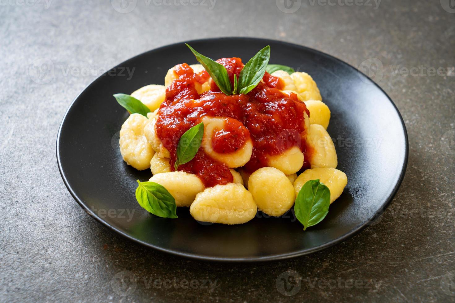 gnocchi i tomatsås med ost - italiensk matstil foto