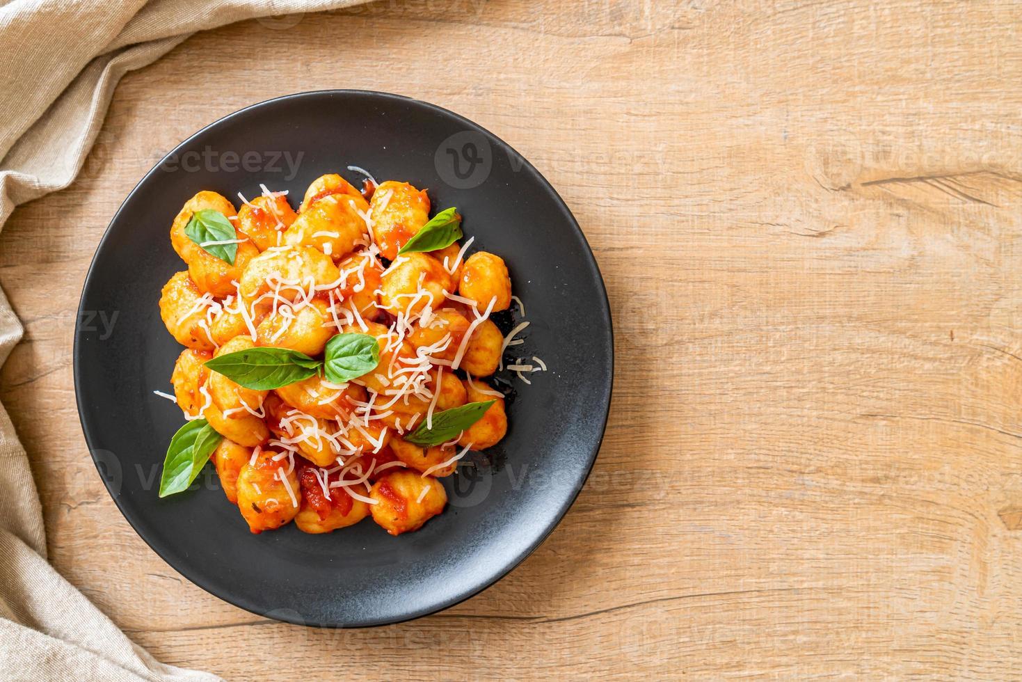 gnocchi i tomatsås med ost - italiensk matstil foto