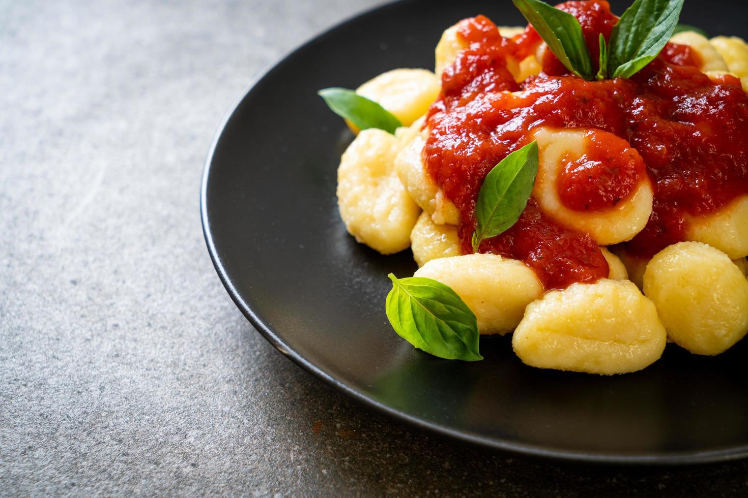 gnocchi i tomatsås med ost - italiensk matstil foto