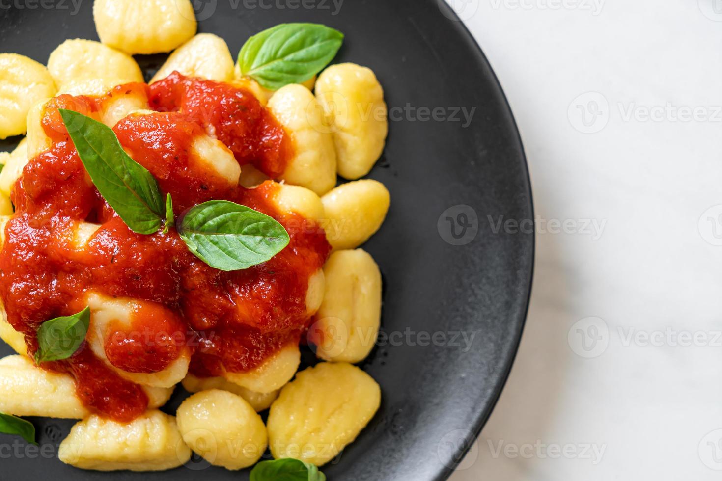 gnocchi i tomatsås med ost - italiensk matstil foto