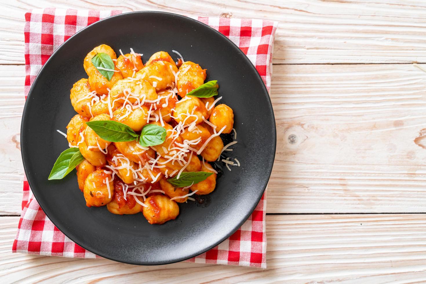 gnocchi i tomatsås med ost - italiensk matstil foto