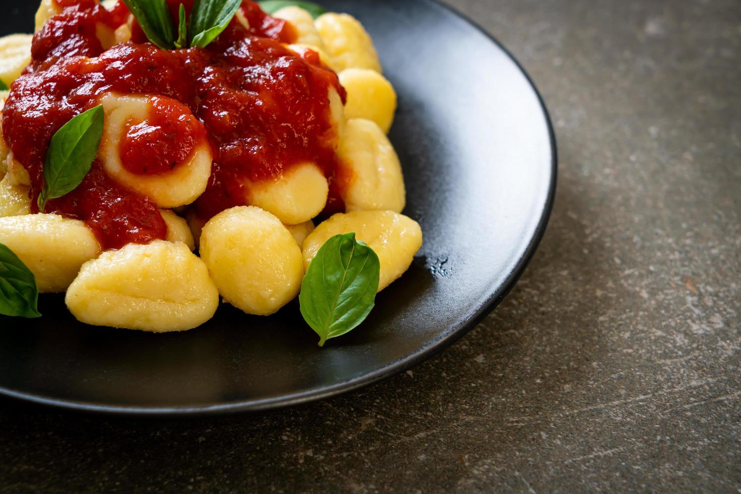 gnocchi i tomatsås med ost - italiensk matstil foto