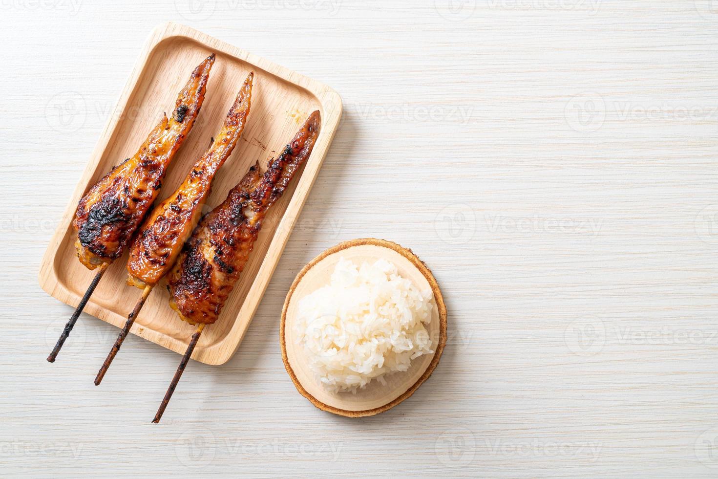 grillad eller grillad kycklingvingespett med klibbigt ris foto
