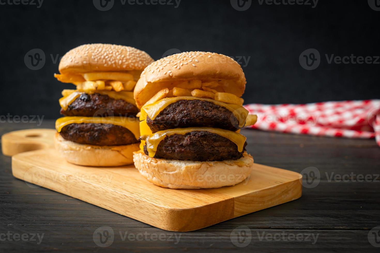 hamburgare eller nötköttburgare med ost och pommes frites - ohälsosam matstil foto