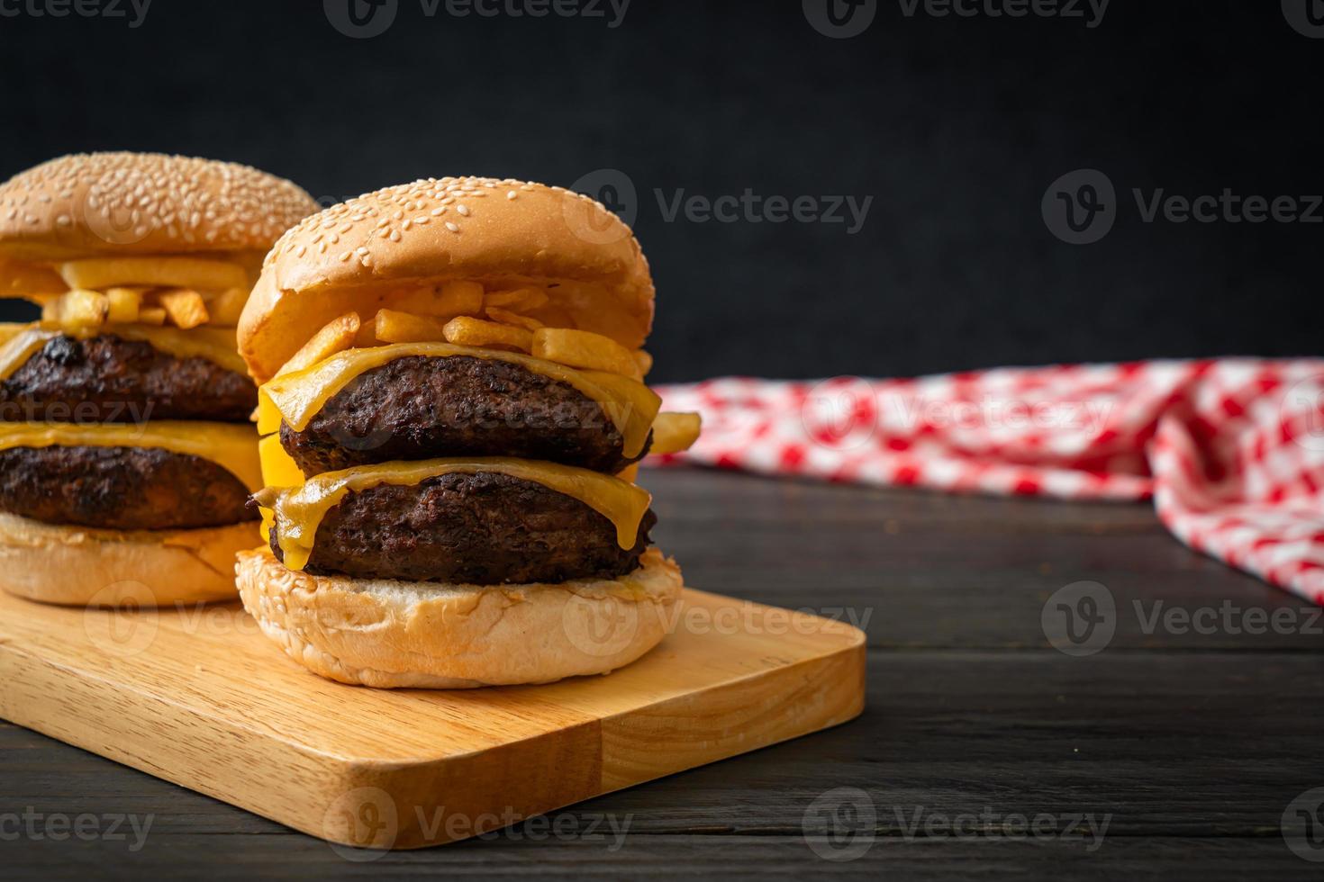 hamburgare eller nötköttburgare med ost och pommes frites - ohälsosam matstil foto