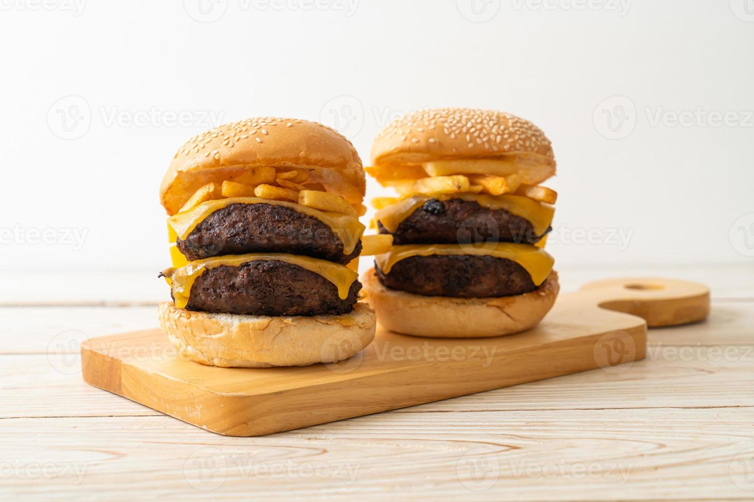hamburgare eller nötköttburgare med ost och pommes frites - ohälsosam matstil foto