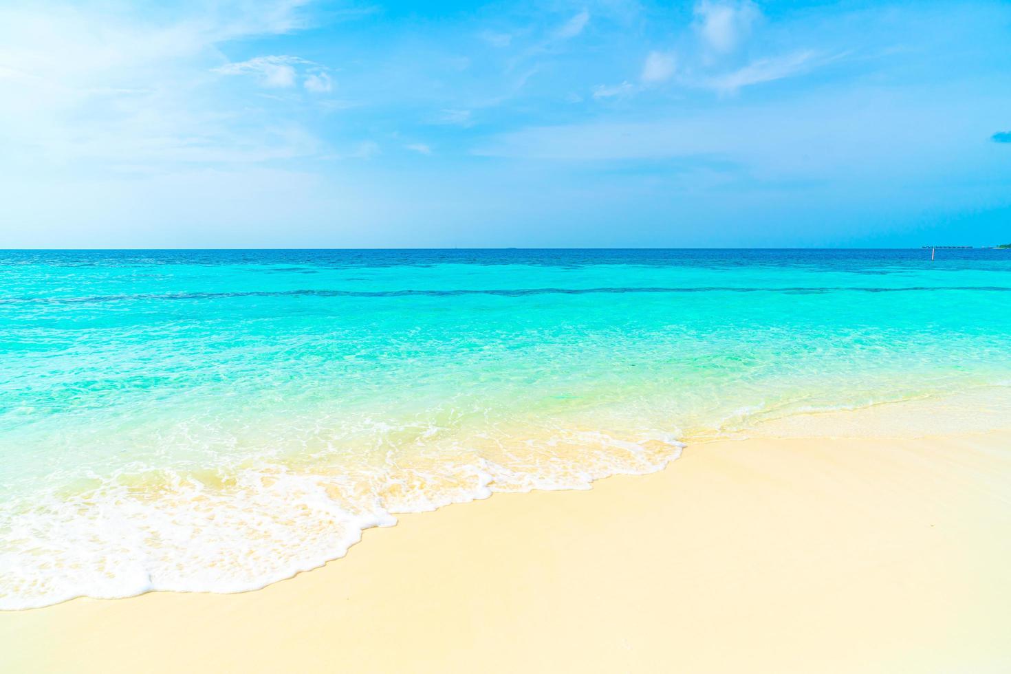 tom vacker tropisk strand hav och blå himmel för bakgrund foto