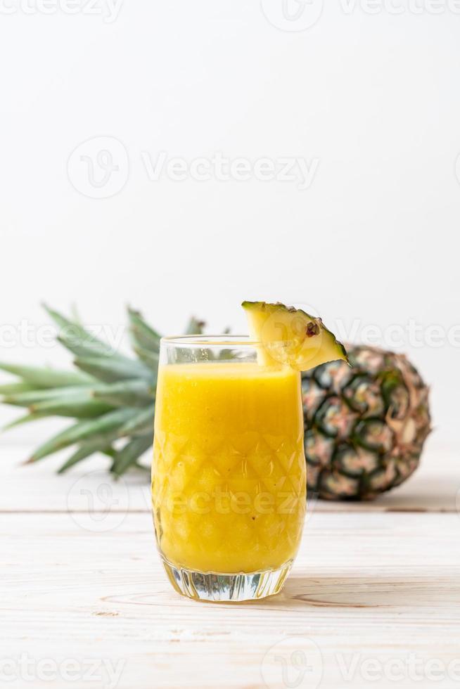 nytt ananas smoothie exponeringsglas på träbord - hälsosam drink foto