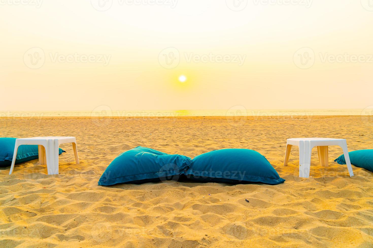 strandbönsäckar med havsbakgrund foto