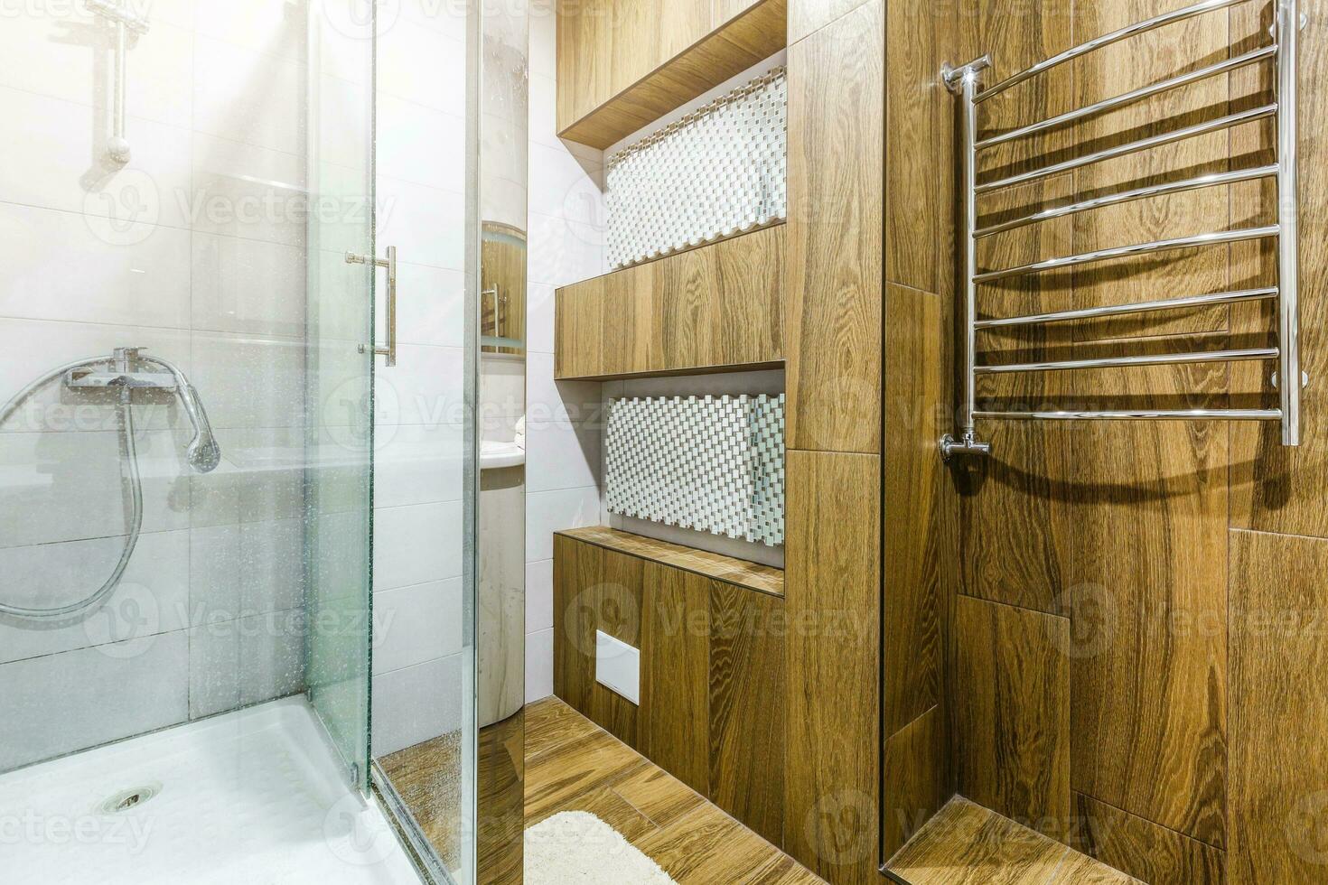 rymlig badrum i grå toner med uppvärmd golv, gå in dusch, dubbel- handfat fåfänga och takfönster foto