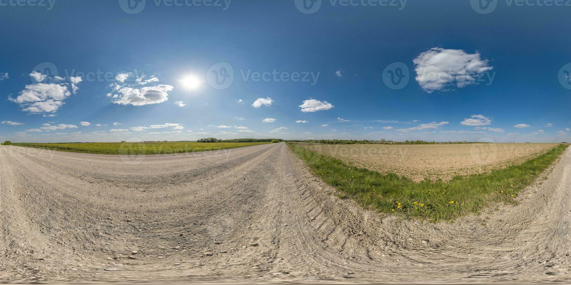 360 hdri panorama på grus väg med moln och Sol på blå himmel i likriktad sfärisk sömlös utsprång, använda sig av som himmel ersättning i Drönare panoramabilder, spel utveckling himmel kupol eller vr innehåll foto