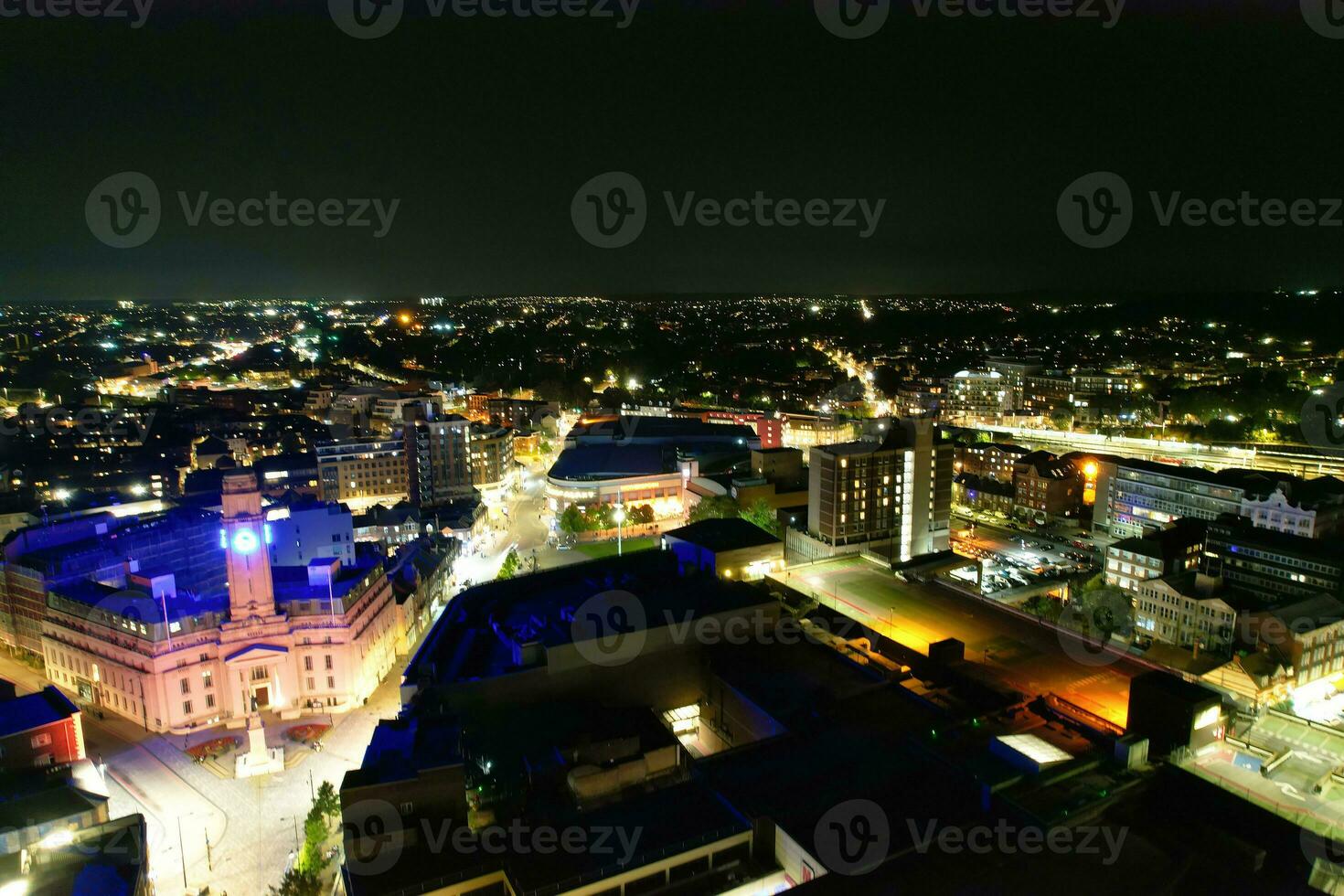 antenn se av upplyst stadens centrum byggnader, vägar och central luton stad av England Storbritannien på början av klar väder natt av september 5:e, 2023 foto