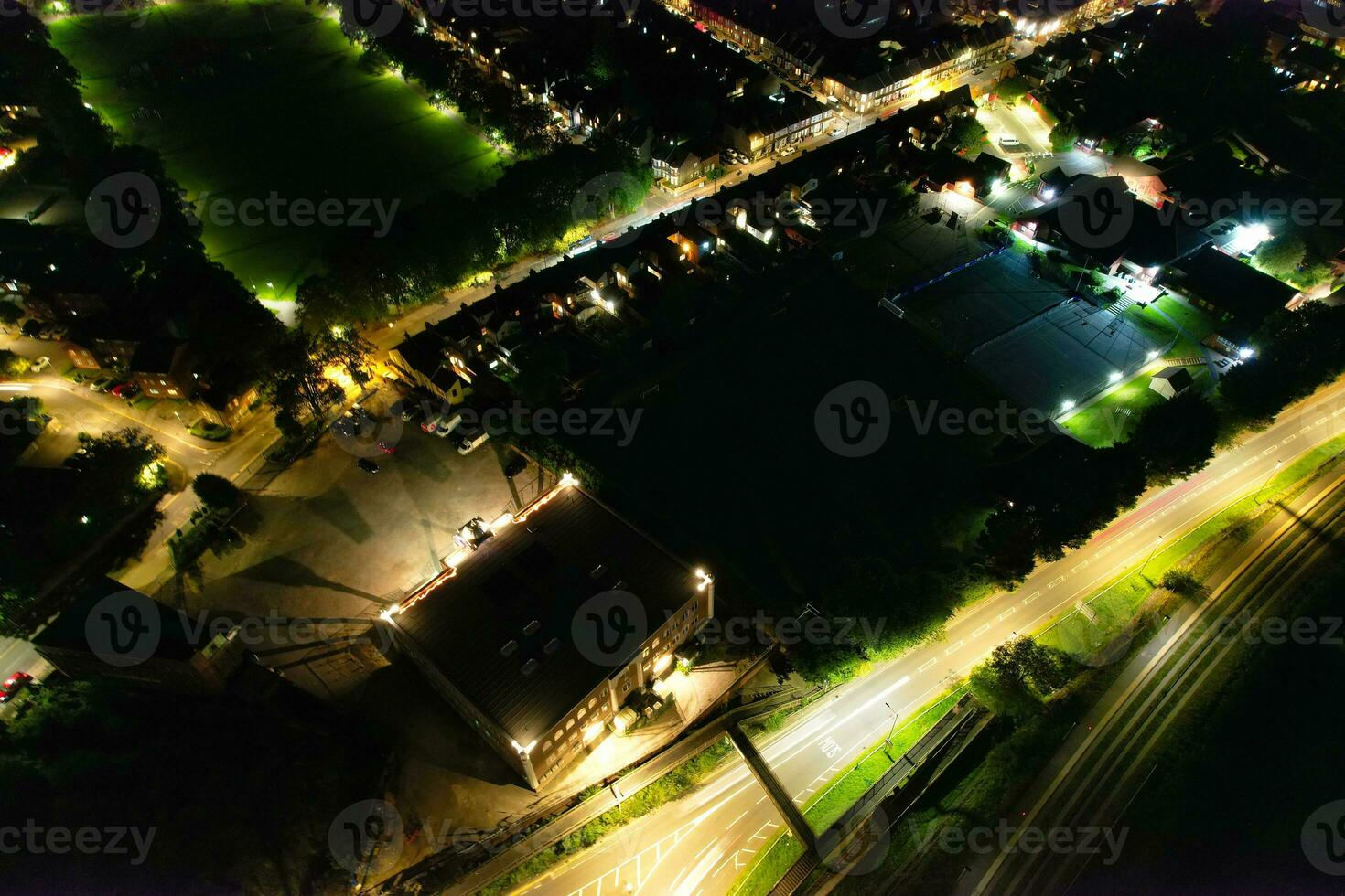 antenn se av upplyst stadens centrum byggnader, vägar och central luton stad av England Storbritannien på början av klar väder natt av september 5:e, 2023 foto
