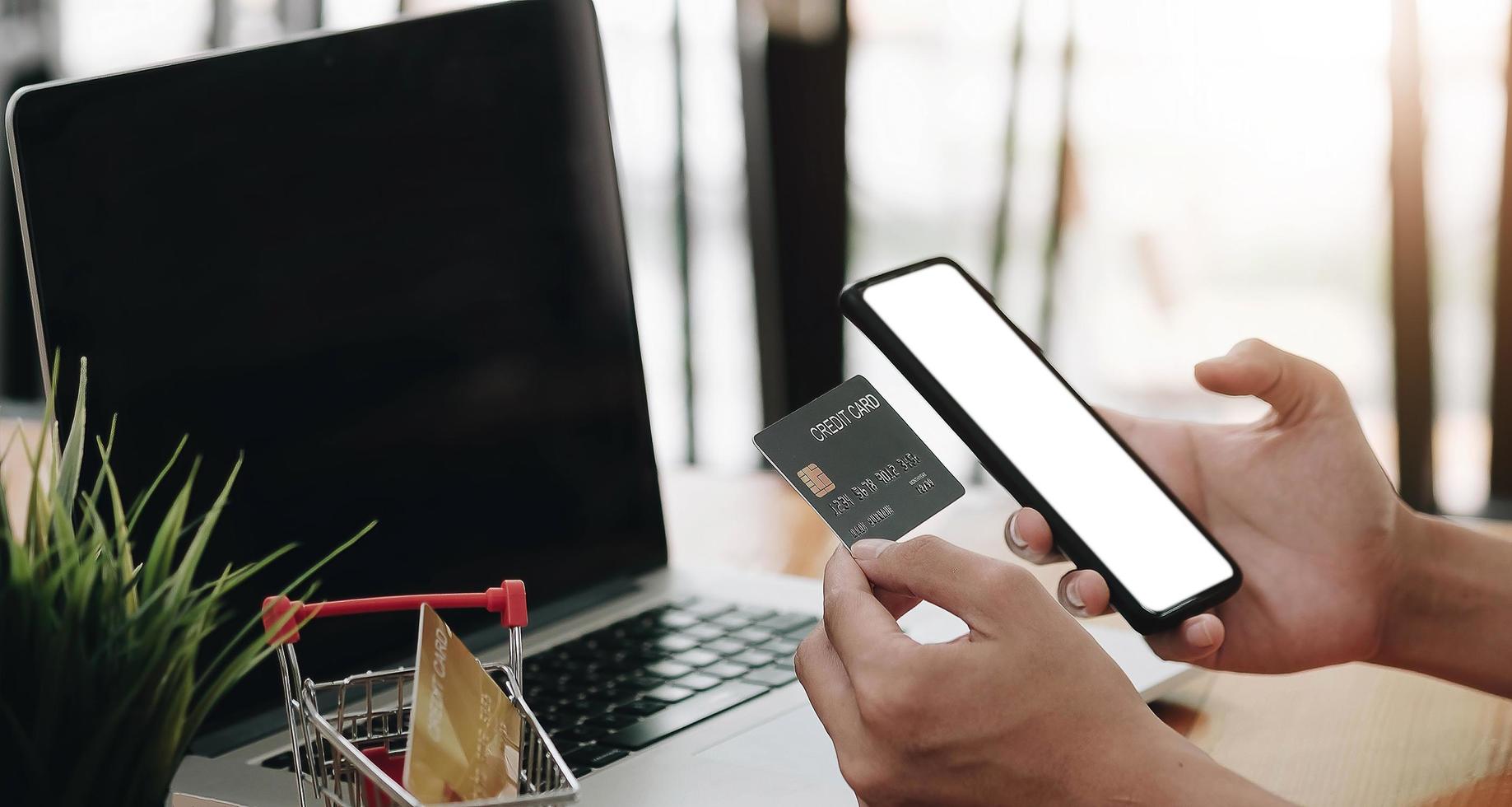 onlinebetalning, mans händer som håller smart telefon med kreditkort för online-shopping foto
