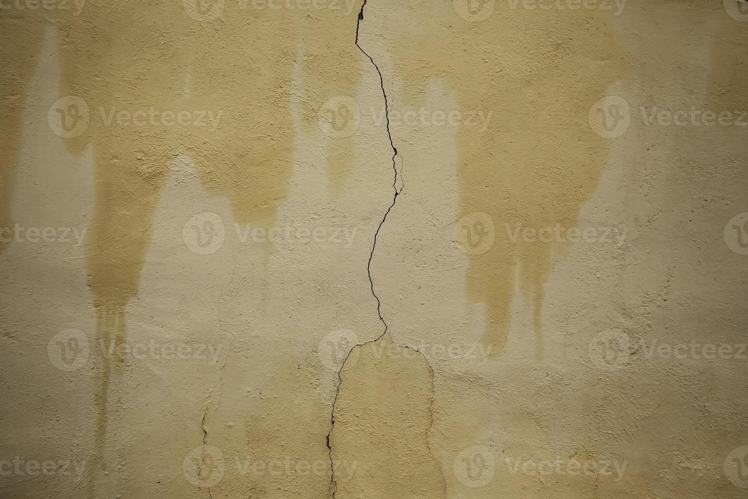sprucken cementvägg foto