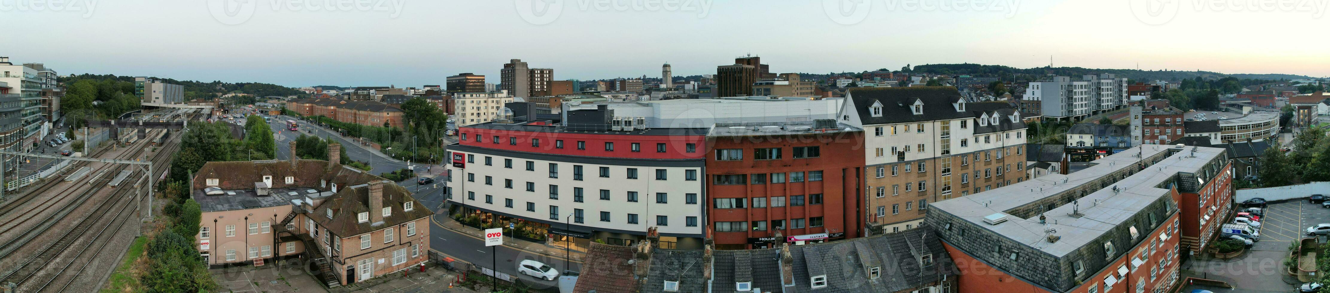 ultra bred antenn panorama- se av upplyst stadens centrum byggnader, vägar och central luton stad av England Storbritannien på början av klar vädrets natt av september 5:e, 2023 foto