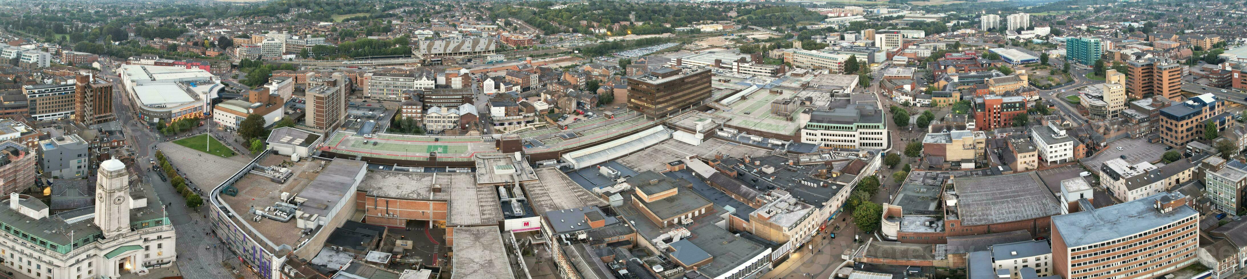 ultra bred antenn panorama- se av upplyst stadens centrum byggnader, vägar och central luton stad av England Storbritannien på början av klar vädrets natt av september 5:e, 2023 foto