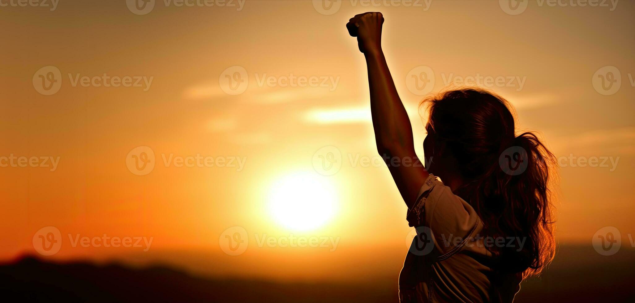 silhuett av en kvinna med Uppfostrad vapen. kraft, och seger begrepp. ai genererad foto