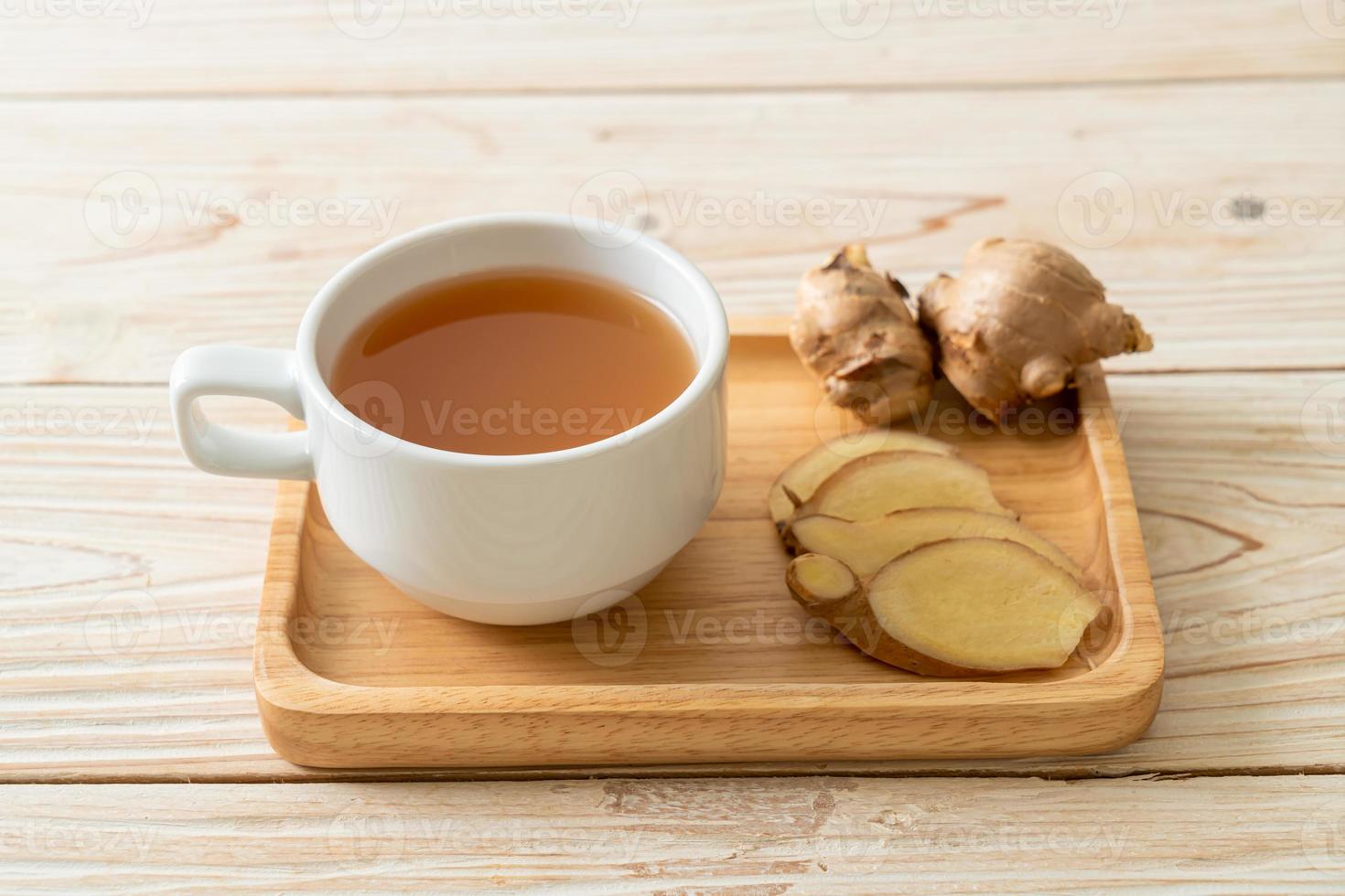 färskt och hett ingefärajuiceglas med ingefära rötter - hälsosam dryckstil foto