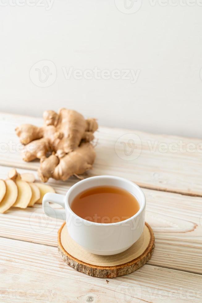 färskt och hett ingefärajuiceglas med ingefära rötter - hälsosam dryckstil foto