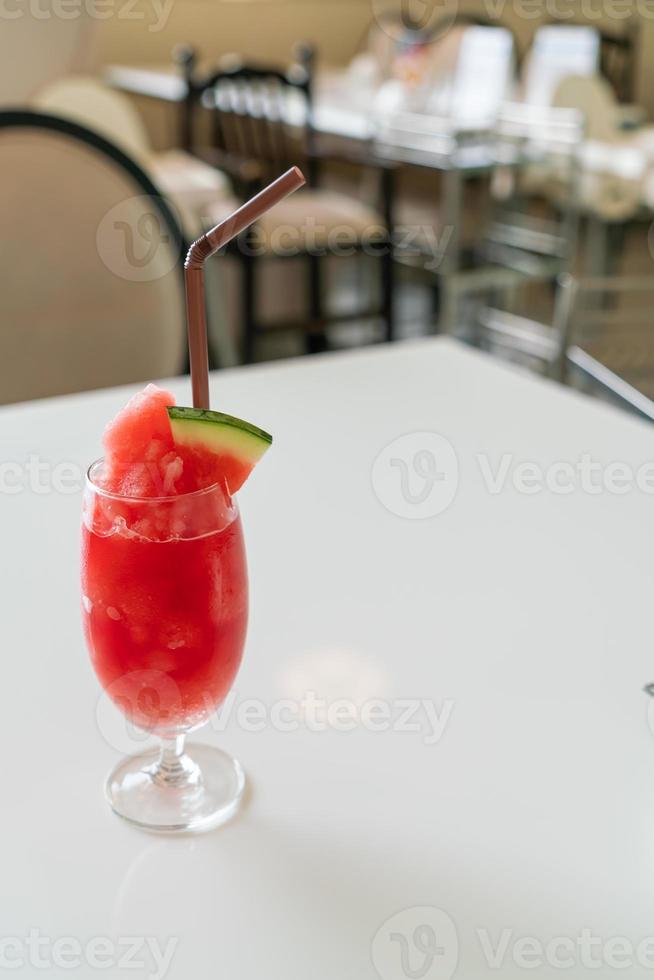 färskt vattenmelon smoothie glas på bordet i café restaurang foto