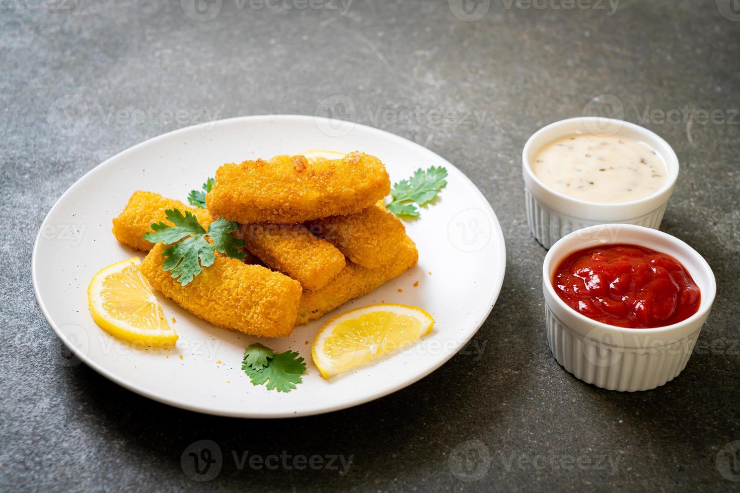 stekt fisk finger pinnar eller pommes frites fisk med sås foto