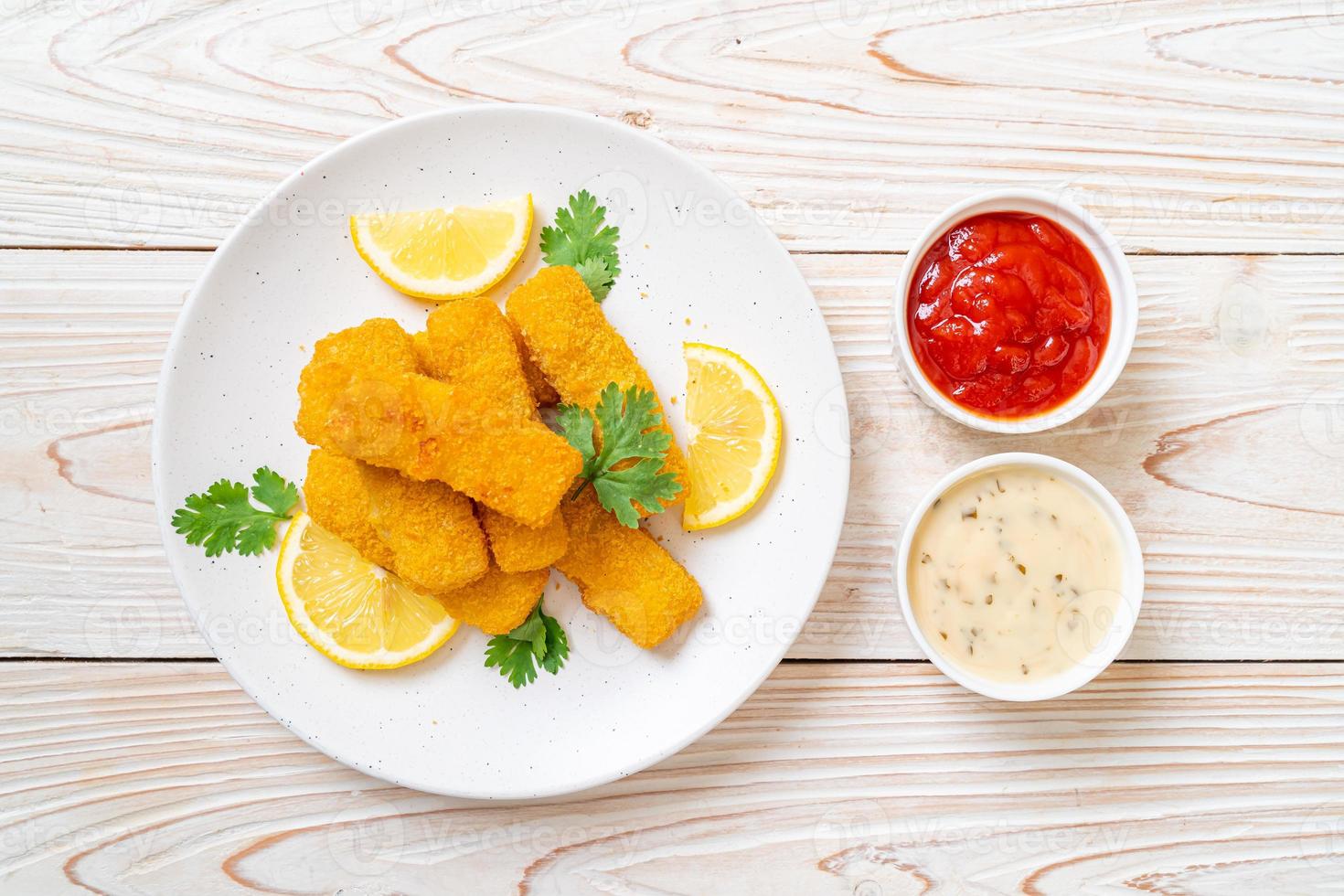 stekt fisk finger pinnar eller pommes frites fisk med sås foto