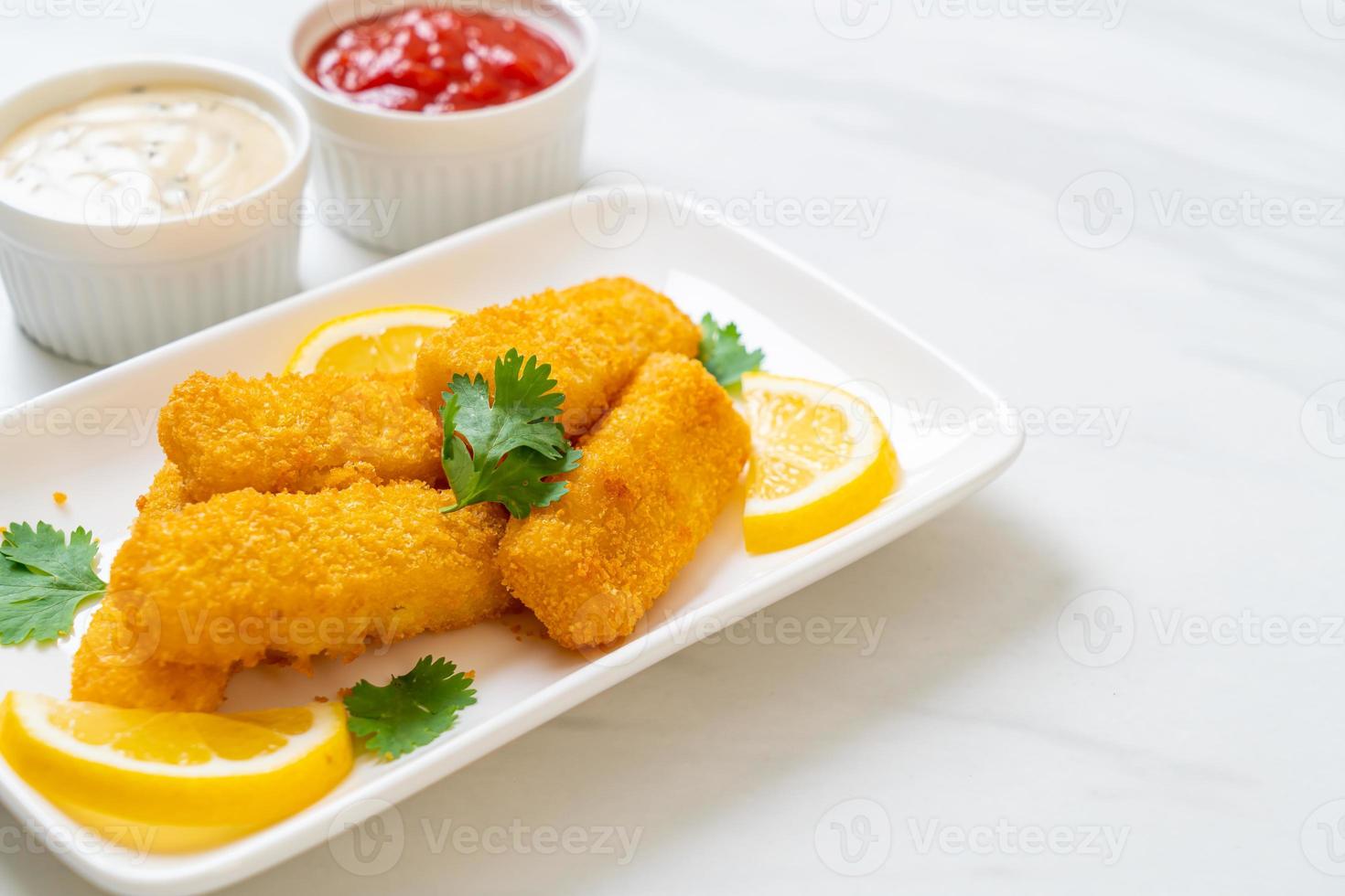 stekt fisk finger pinnar eller pommes frites fisk med sås foto