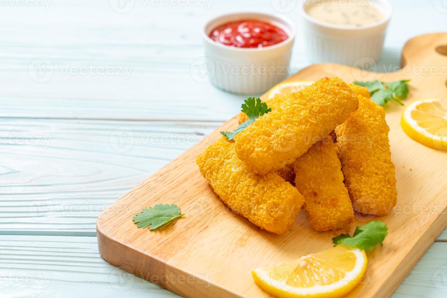 stekt fisk finger pinnar eller pommes frites fisk med sås foto