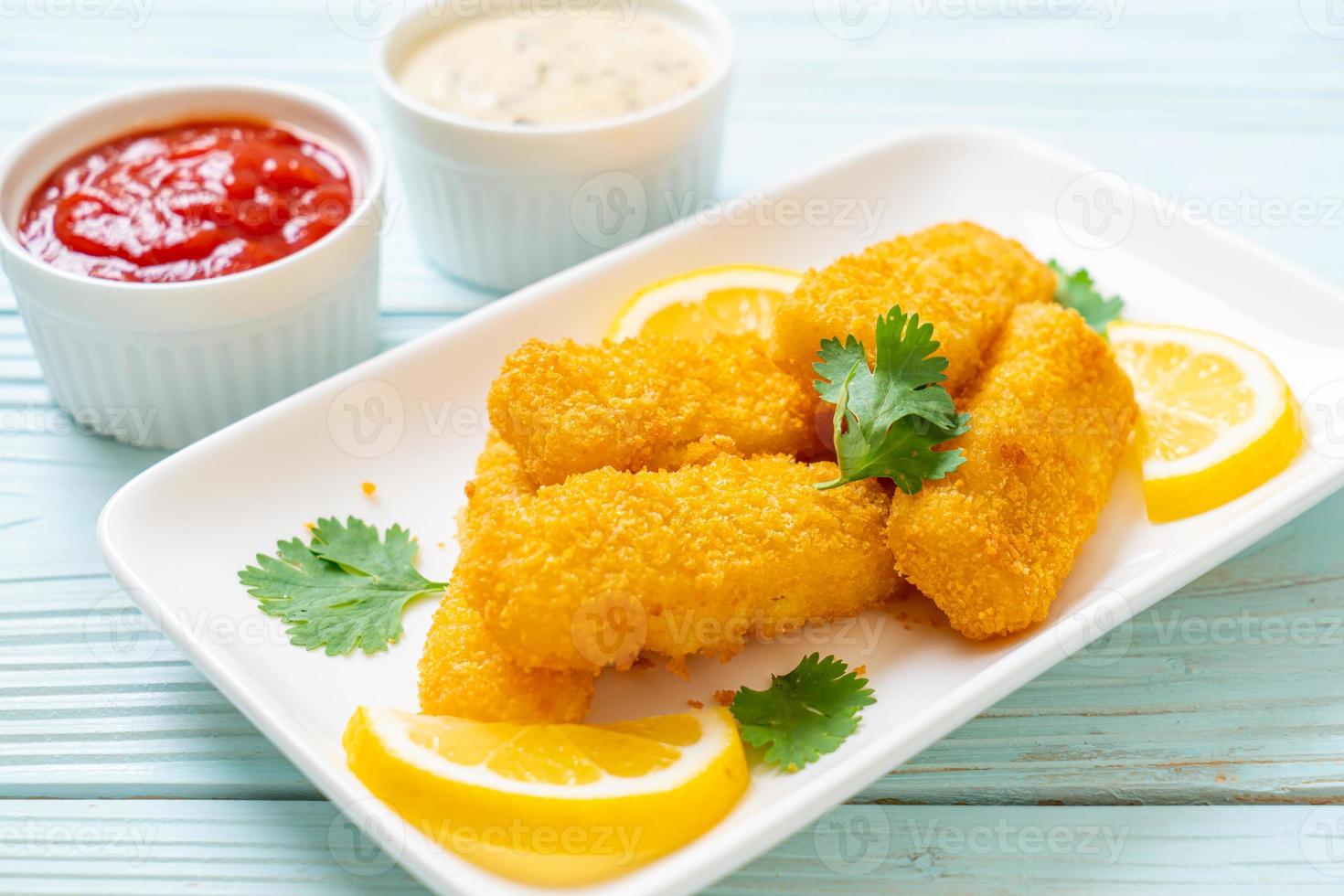 stekt fisk finger pinnar eller pommes frites fisk med sås foto