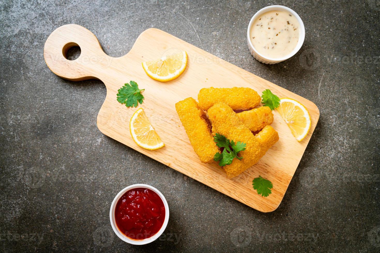 stekt fisk finger pinnar eller pommes frites fisk med sås foto