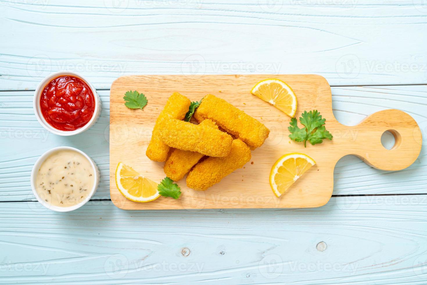 stekt fisk finger pinnar eller pommes frites fisk med sås foto