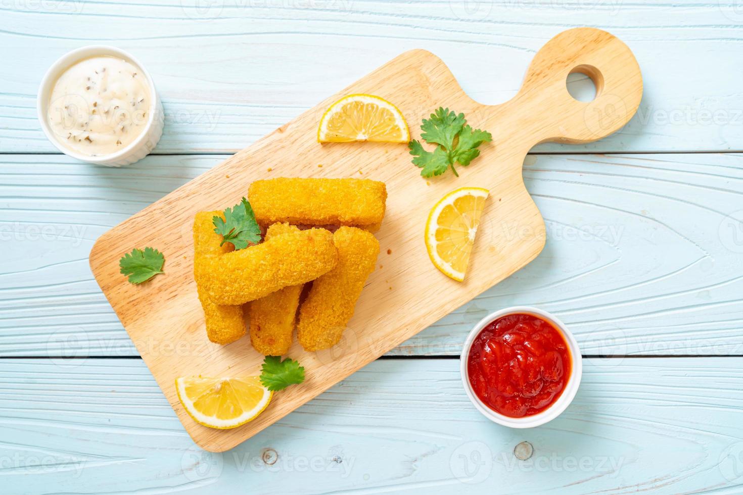 stekt fisk finger pinnar eller pommes frites fisk med sås foto