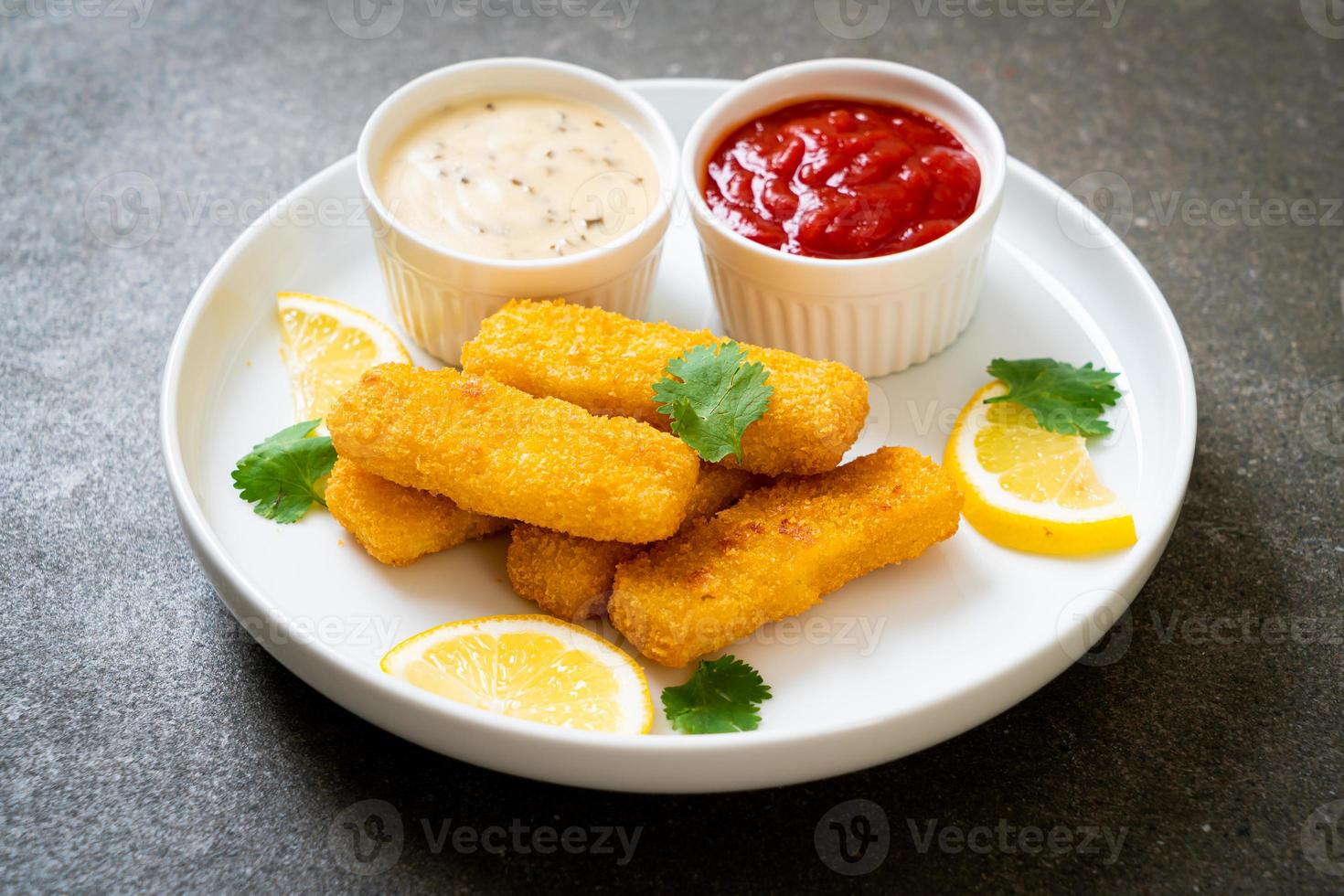 stekt fisk finger pinnar eller pommes frites fisk med sås foto