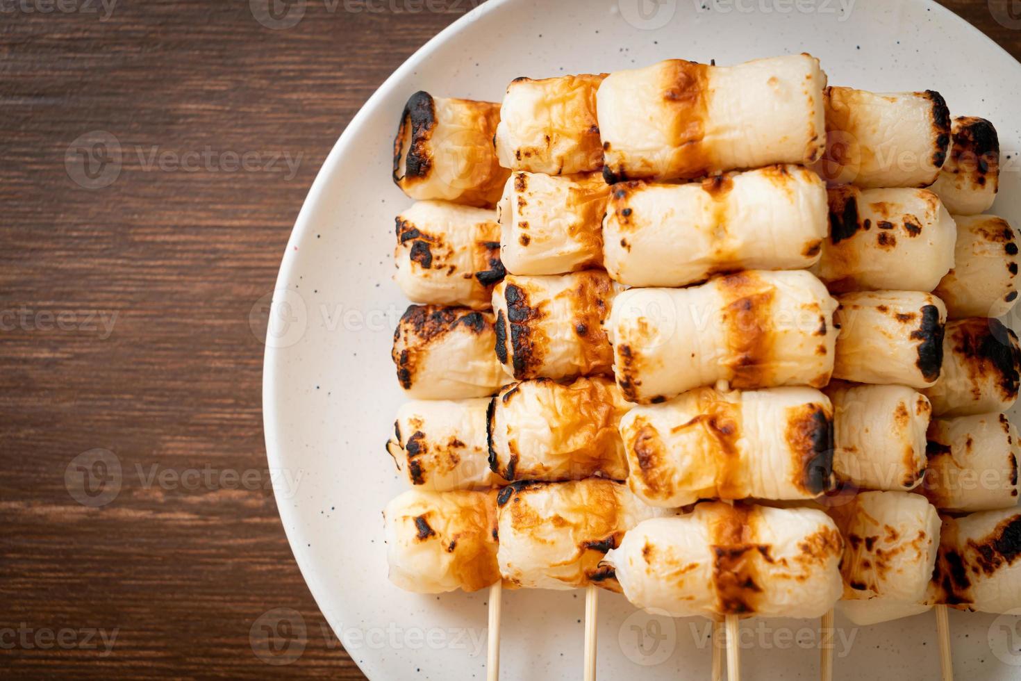 grillad rörformad fiskpastakaka eller rörbläckfiskspett på tallriken foto