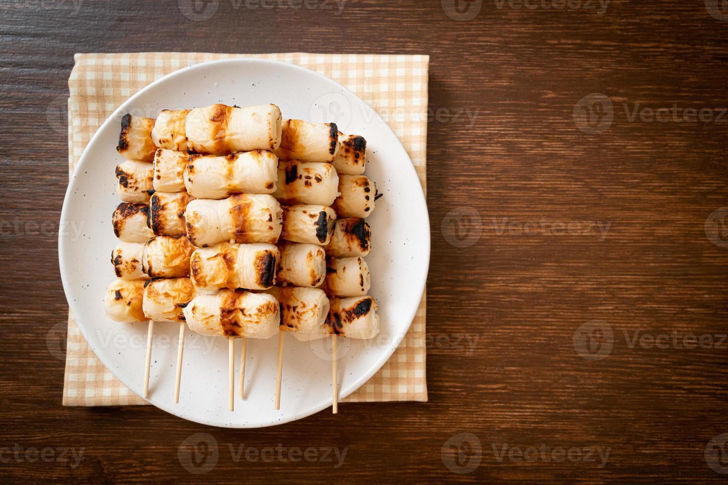 grillad rörformad fiskpastakaka eller rörbläckfiskspett på tallriken foto