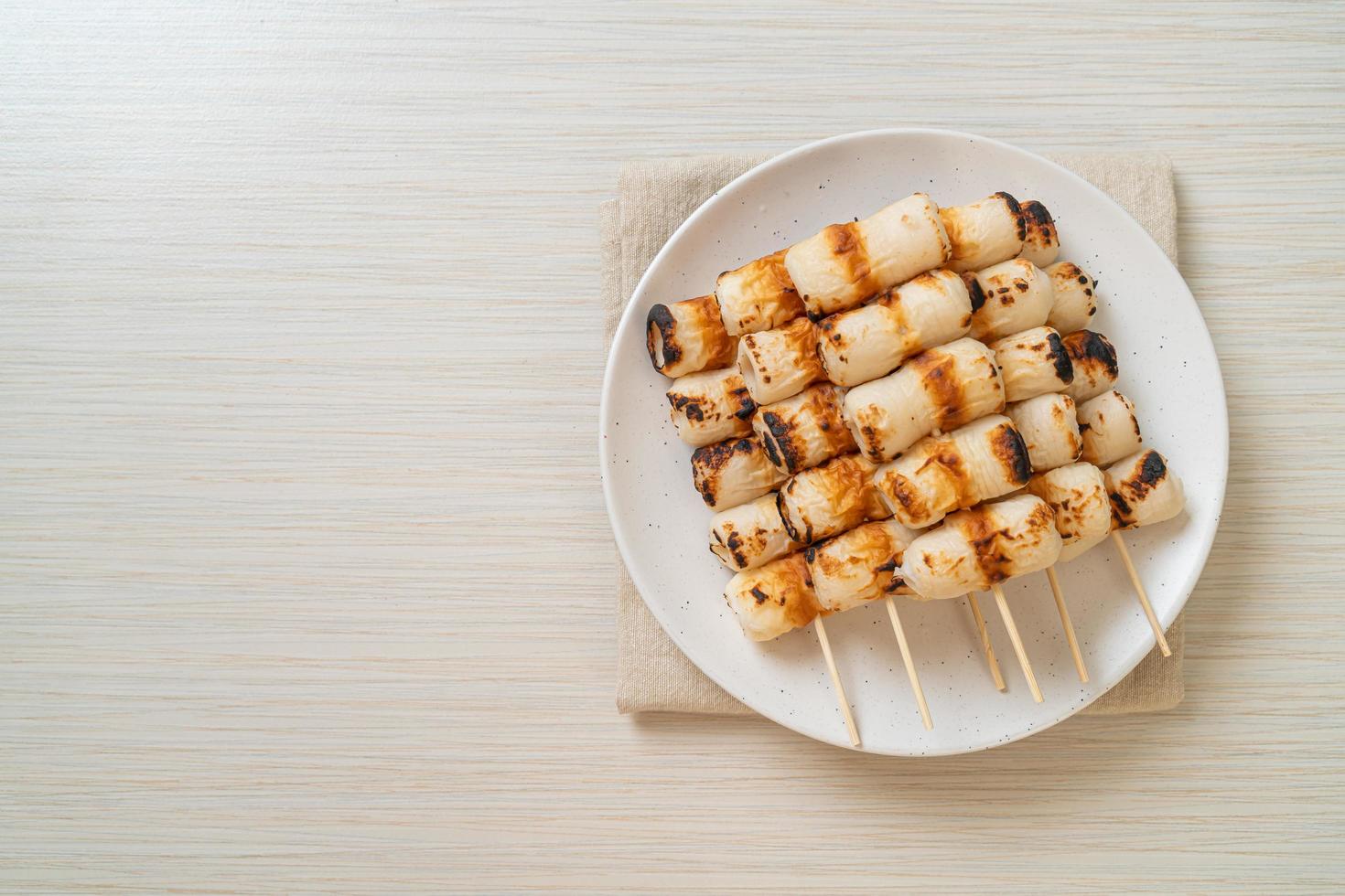 grillad rörformad fiskpastakaka eller rörbläckfiskspett på tallriken foto