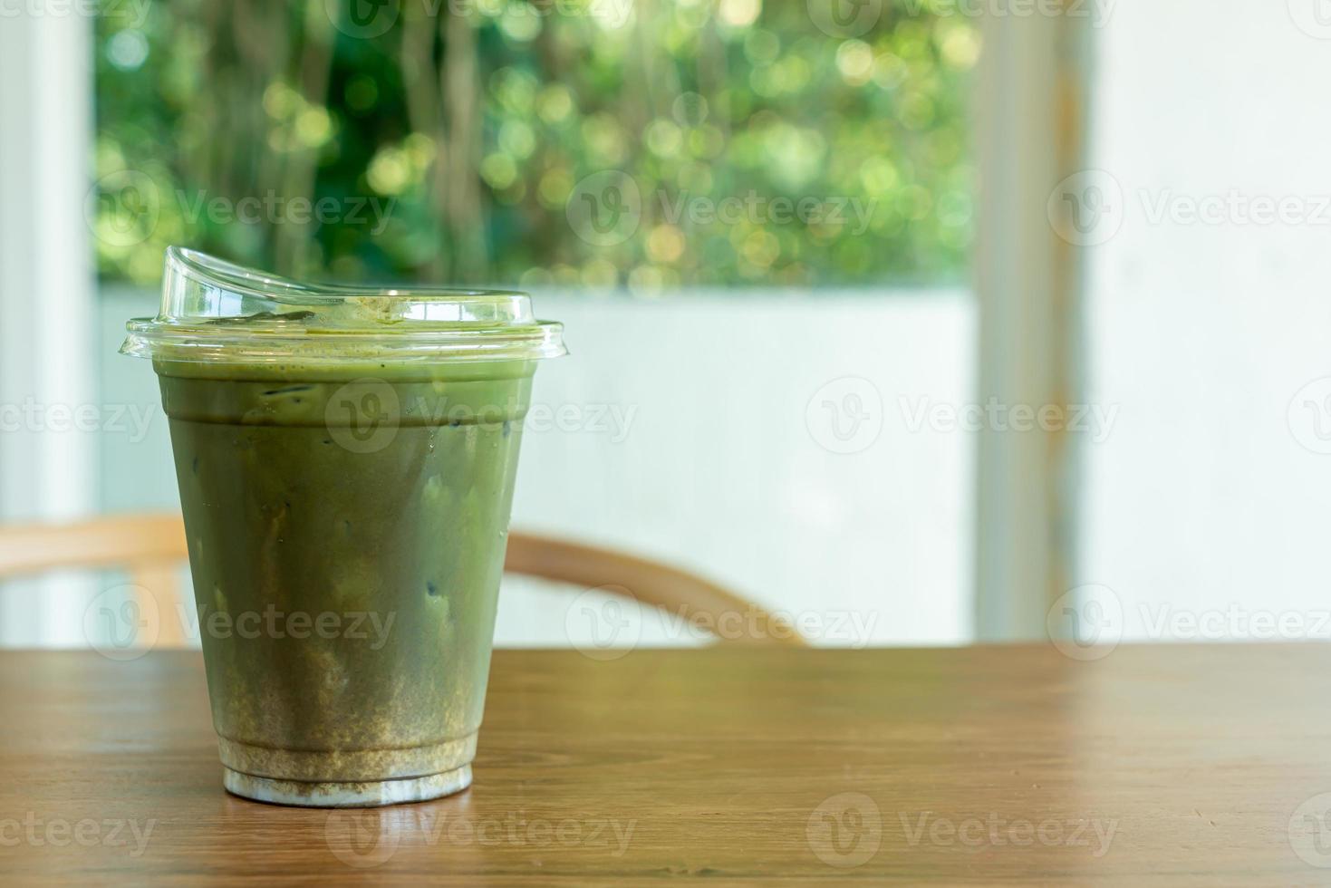matcha grönt te i en take-away kopp foto