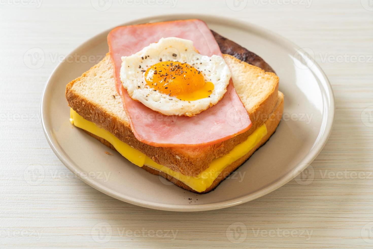 hemlagat bröd rostat ost toppad skinka och stekt ägg med fläskkorv till frukost foto