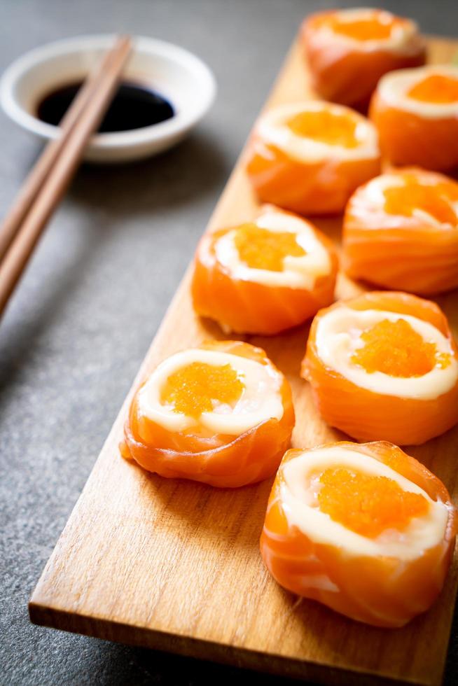 färsk laxsushirulle med majonnäs och räkaägg - japansk matstil foto