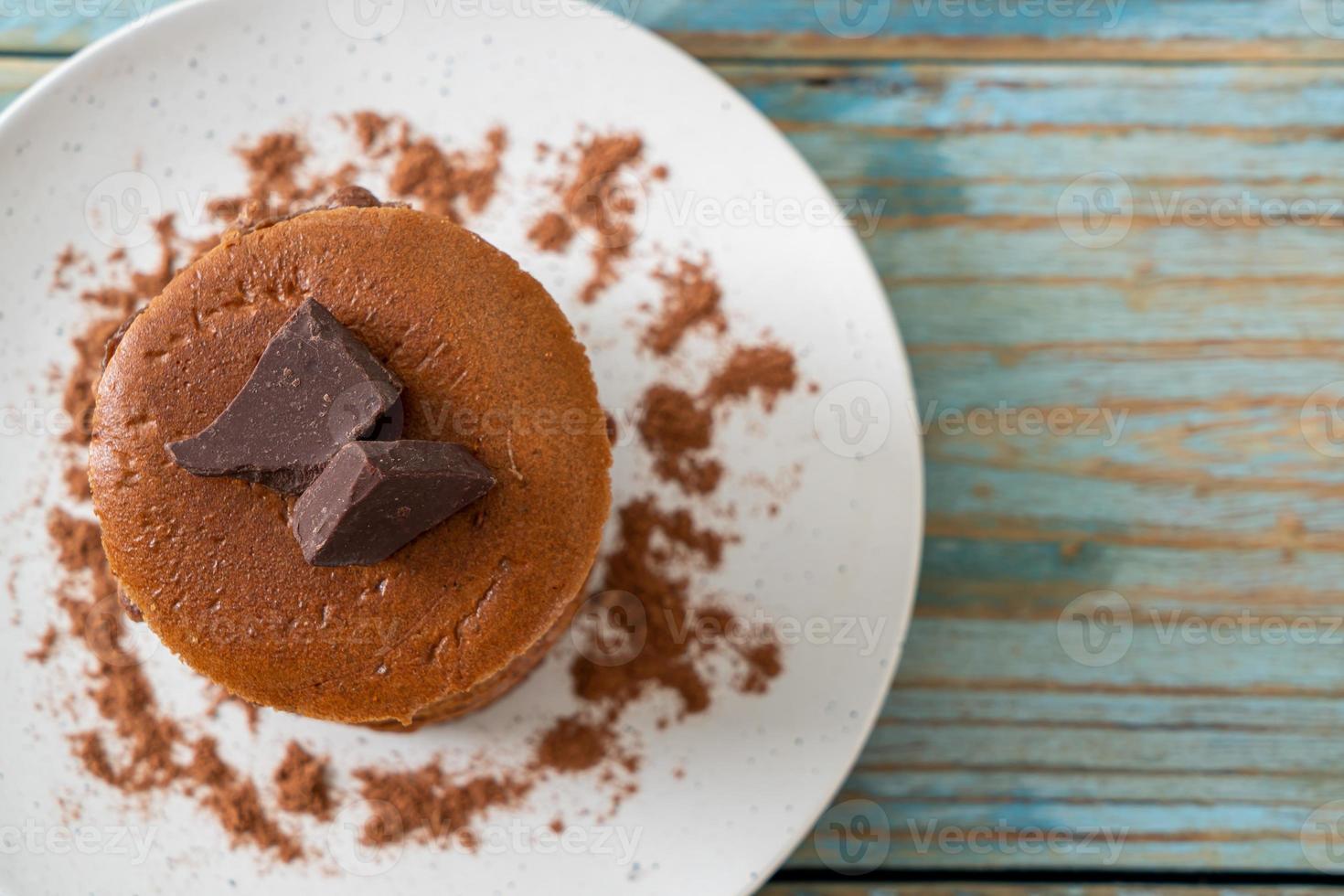 chokladpannkakstapel med chokladpulver foto