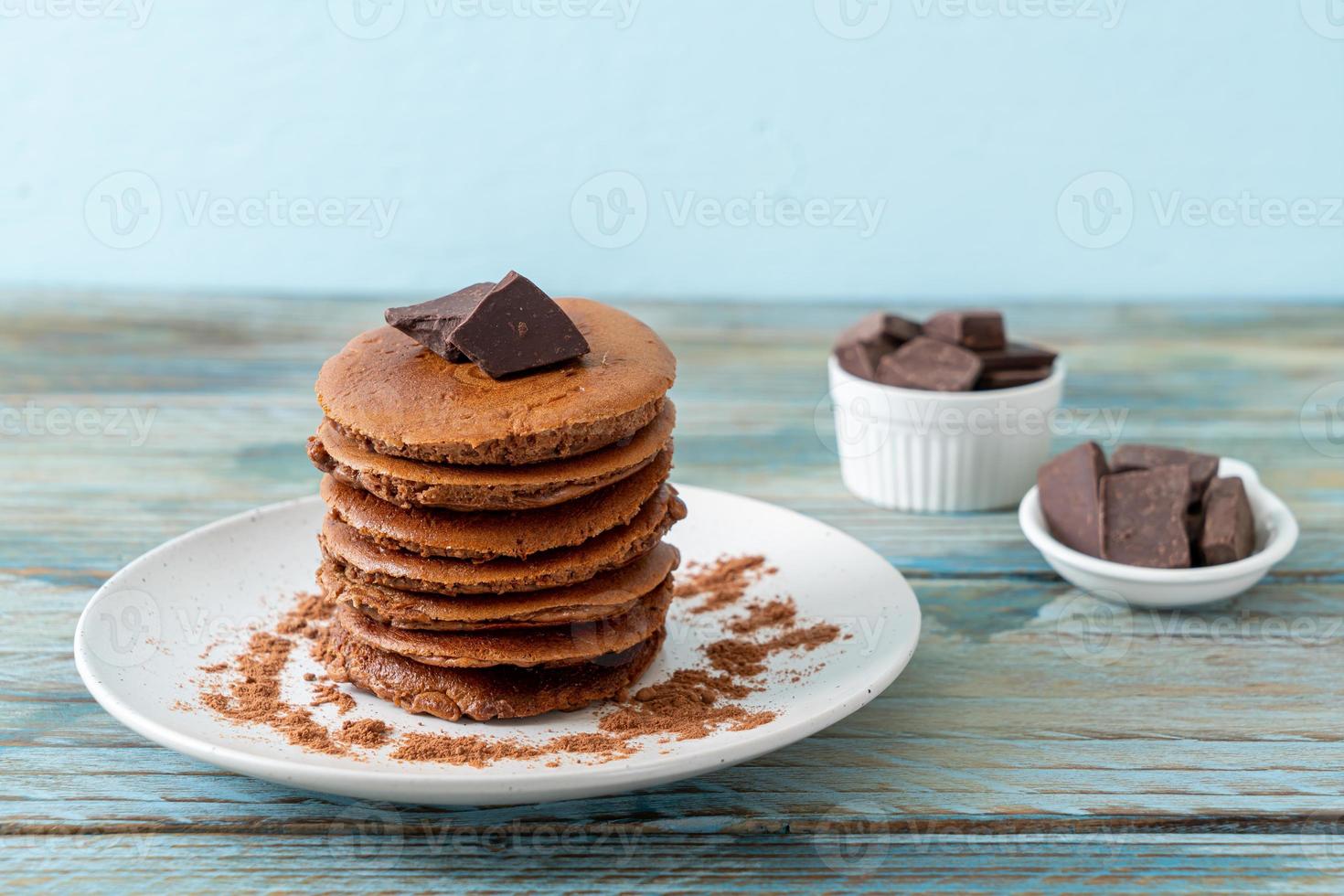 chokladpannkakstapel med chokladpulver foto