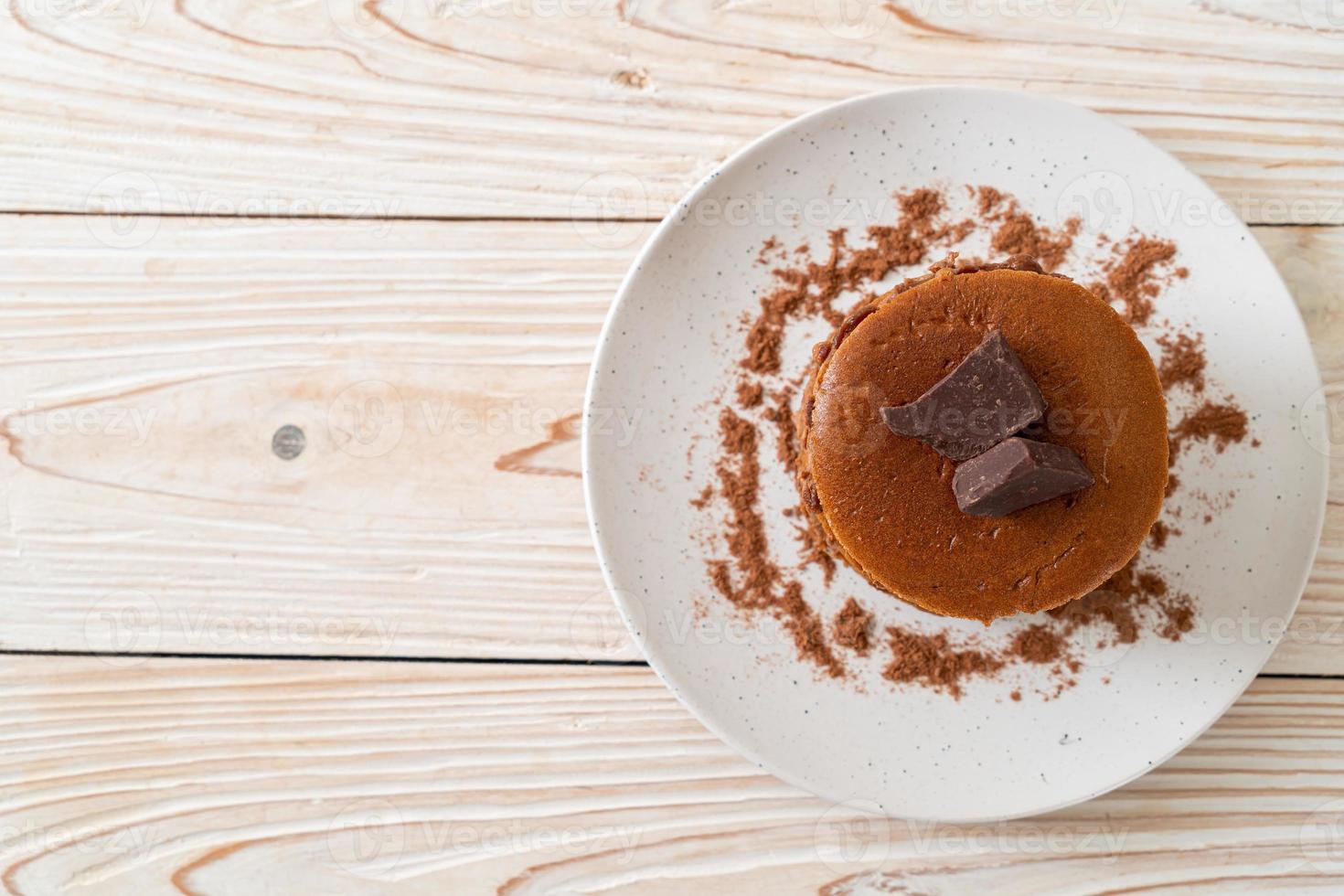 chokladpannkakstapel med chokladpulver foto