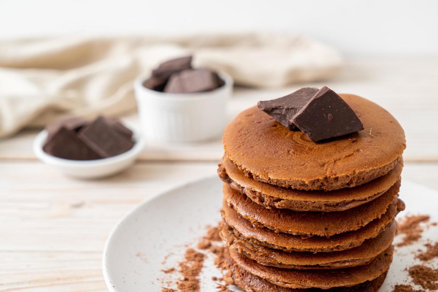 chokladpannkakstapel med chokladpulver foto