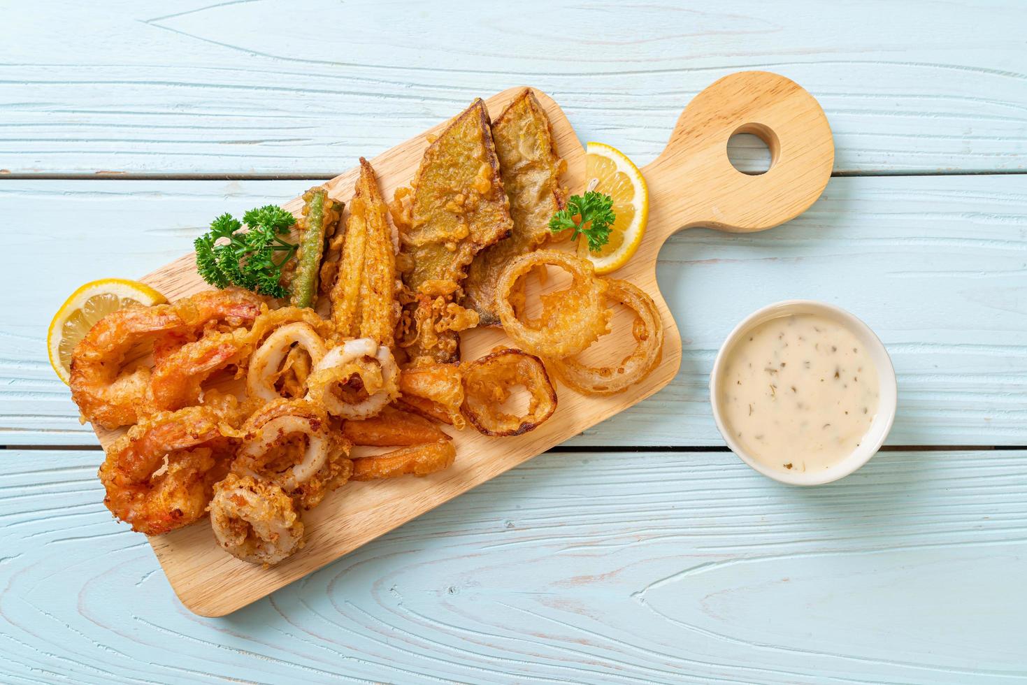 friterad skaldjur, räkor och bläckfisk med mixgrönsaker - ohälsosam matstil foto