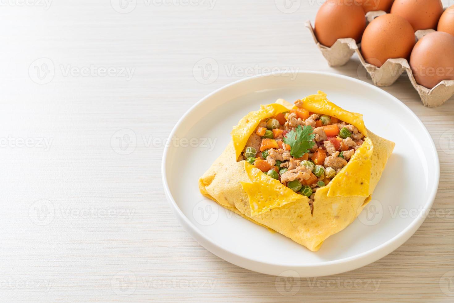 ägg wrap eller fyllda ägg med malet fläsk, morot, tomat och gröna ärtor foto