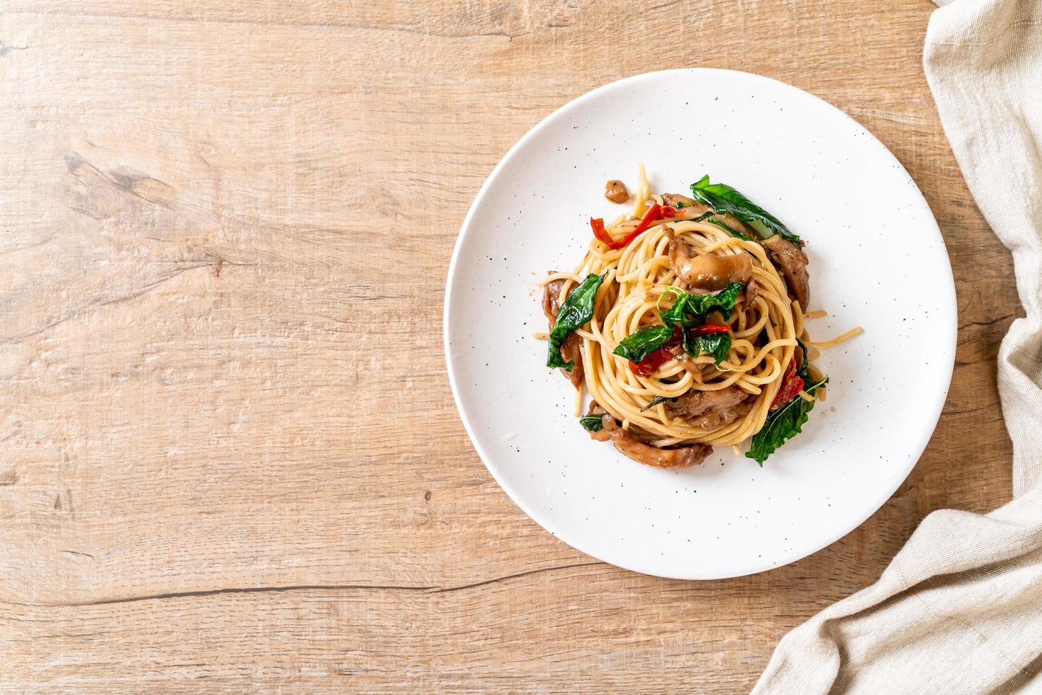 uppstekt spagetti med kyckling och basilika - fusionsmatstil foto